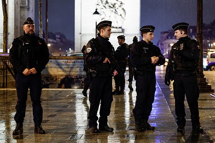 Парижский памятник изрисовали свастикой и угрозами известным личностям