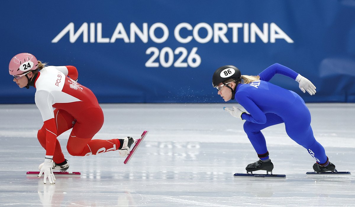 Алена Крылова (справа)