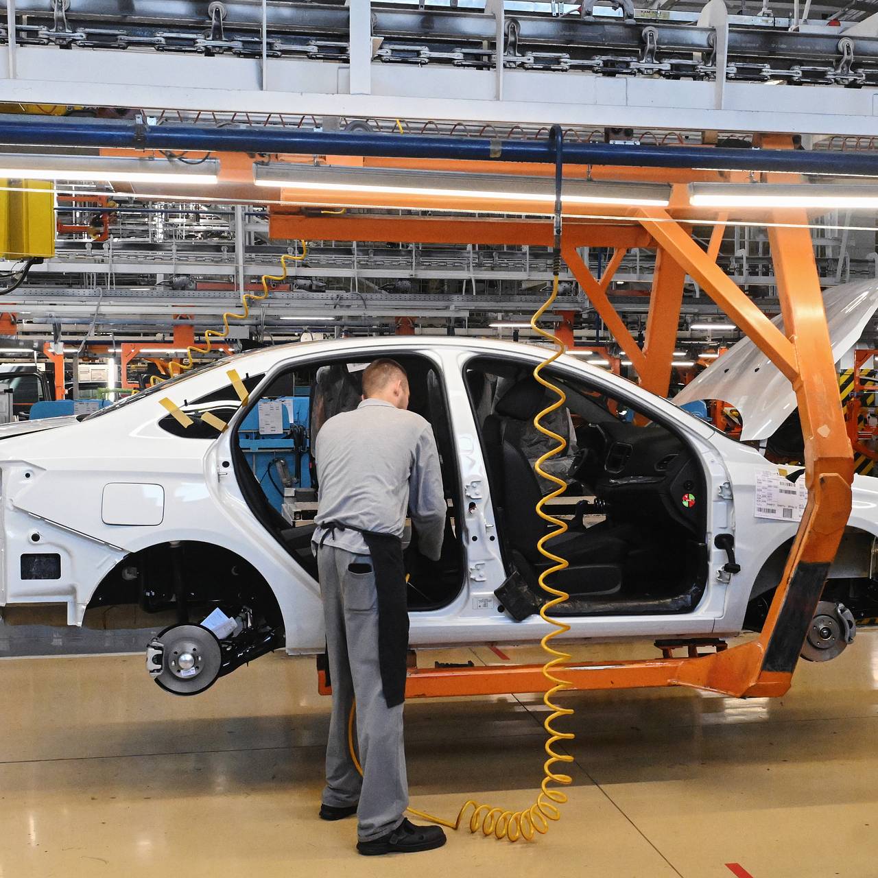 Россия завалила бывшую республику СССР машинами