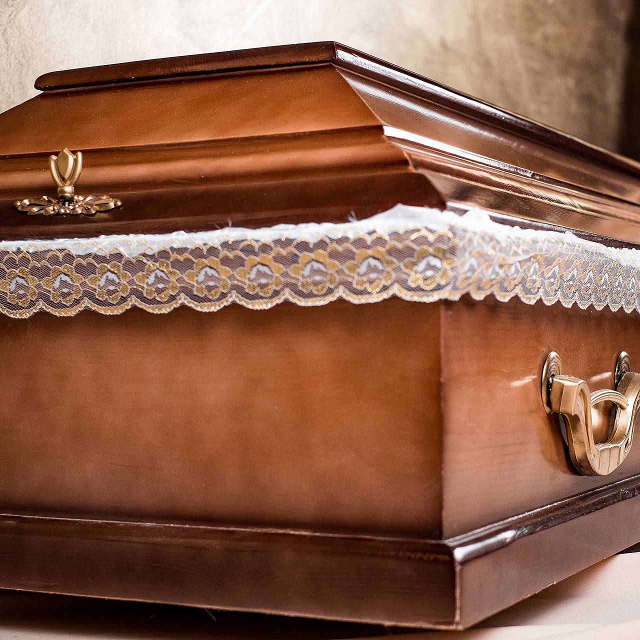 Женщина бросила преподавание и стала продавать гробы