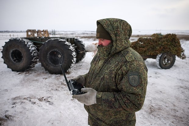 Военнослужащий разведывательно-штурмовой бригады  во время работы с  робототехническими комплексами