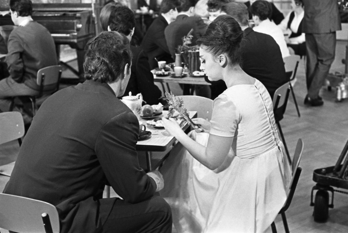 В кафе «Молодежное» на улице Горького (сейчас 1-я Тверская-Ямская) в Москве