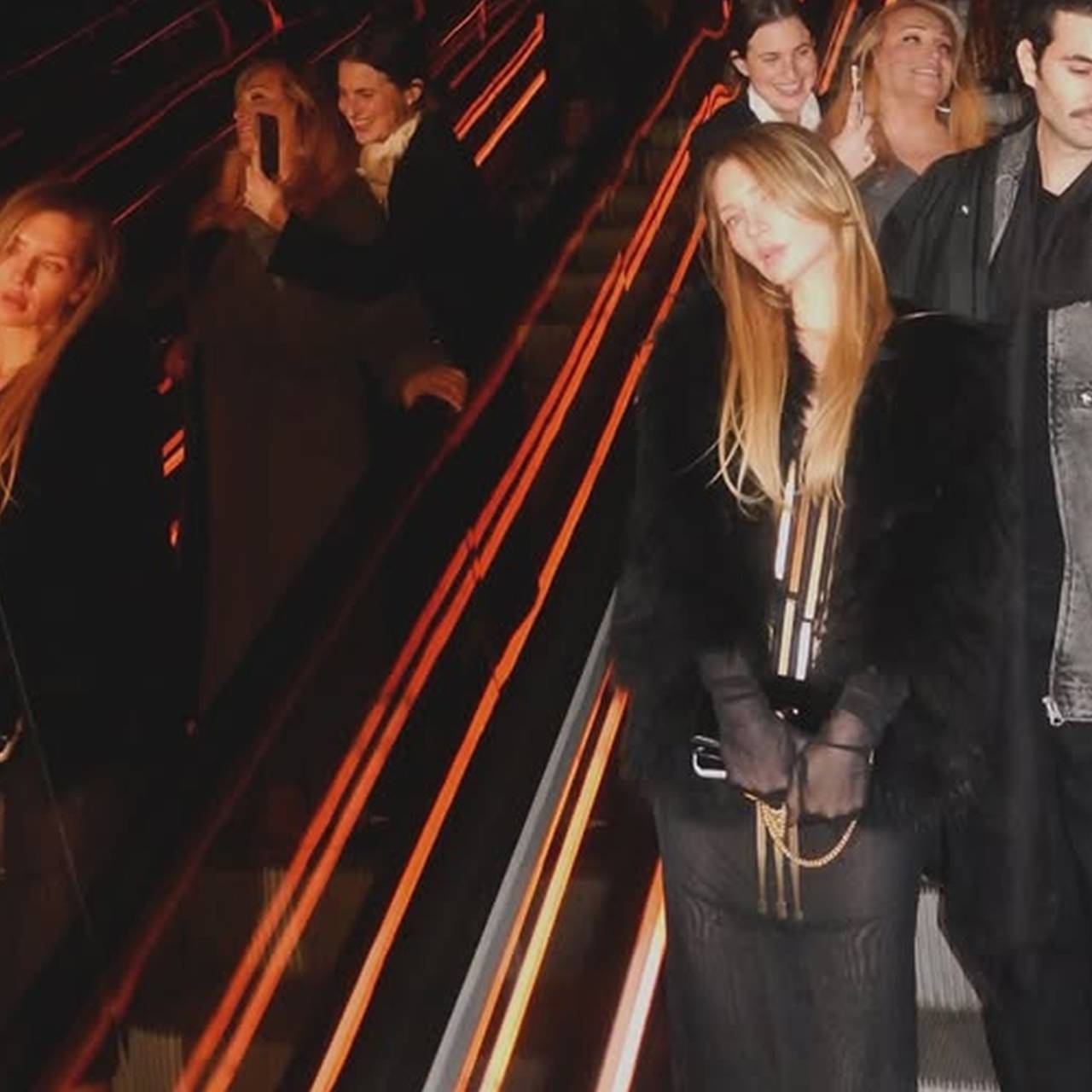 Обманувшая американцев русская мошенница вышла в свет в прозрачном корсете