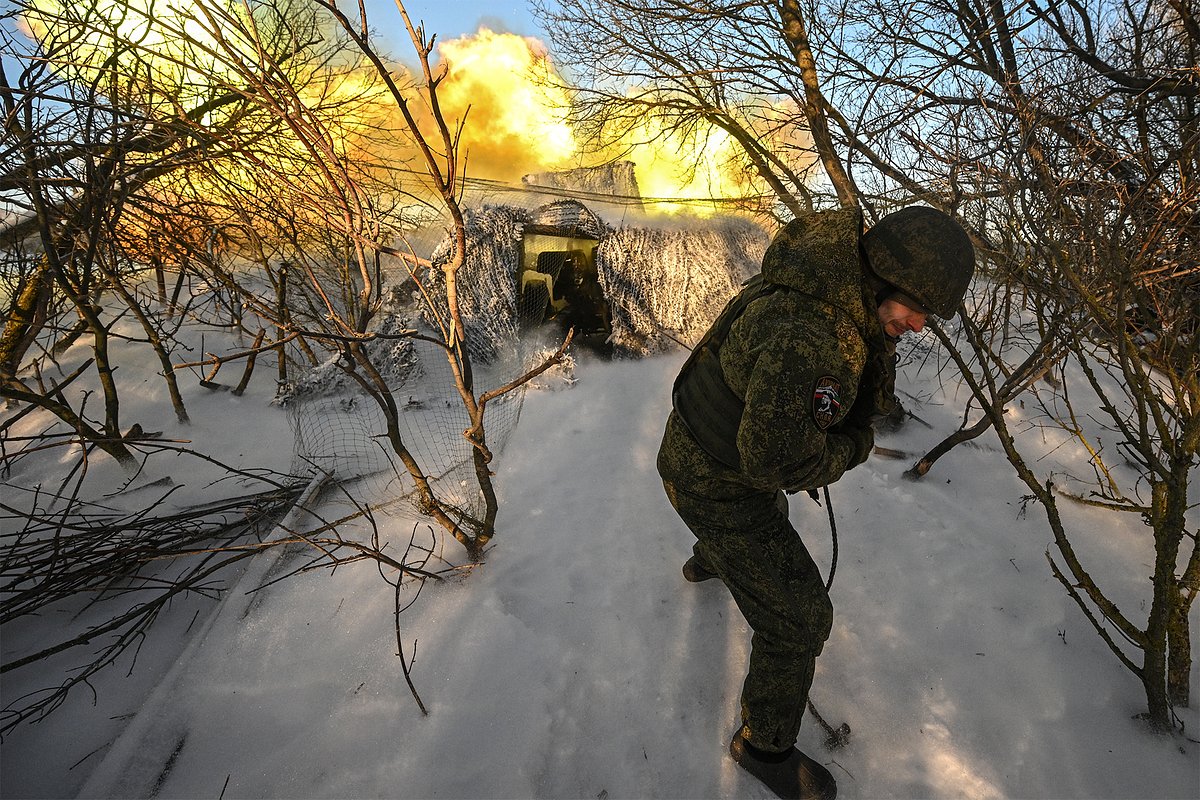 Расчет пушки М-46 сводной артиллерийской группы «Пресса» спецназа «Ахмат» Министерства обороны РФ ведет огонь по позициям врага на сумском направлении