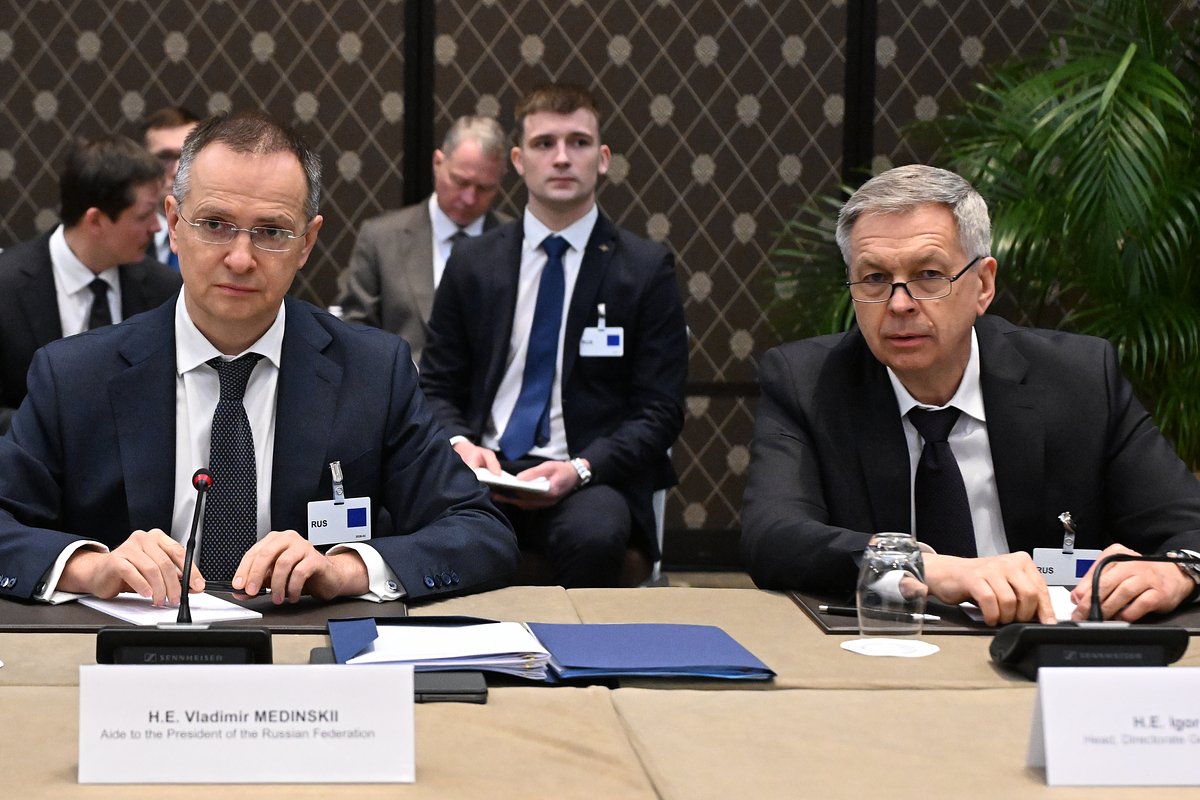Владимир Мединский и адмирал Игорь Костюков (слева направо) во время трехсторонней встречи делегаций России, США и Украины в Женеве