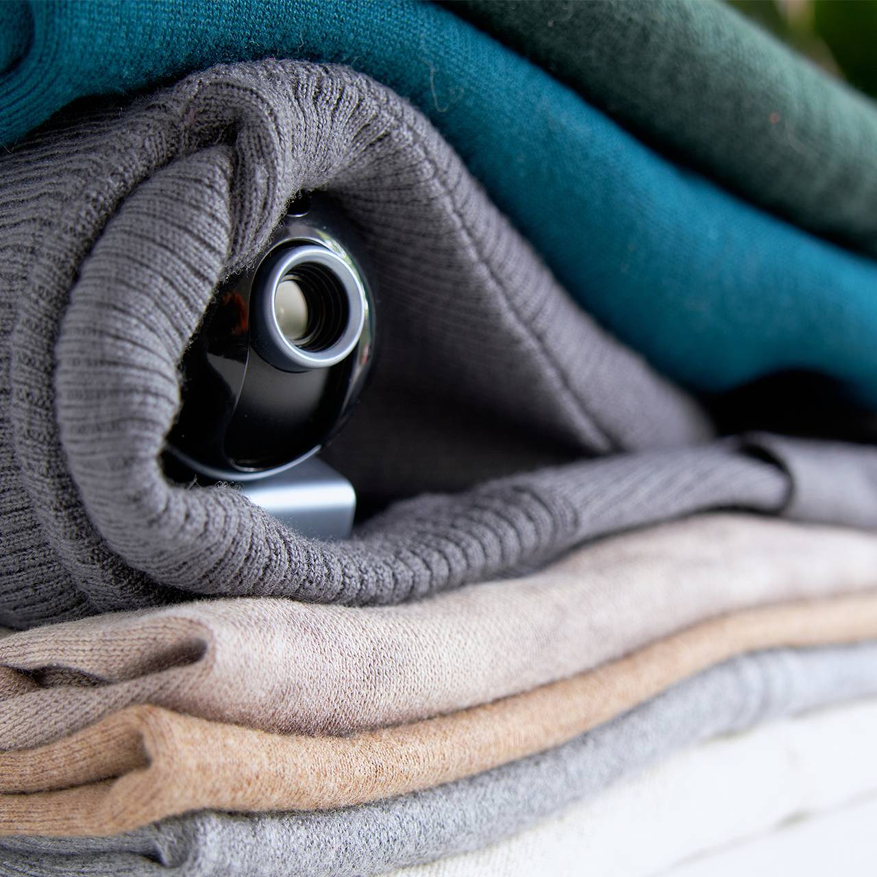 Извращенец установил скрытую камеру в спальне 17-летней дочери бывшей возлюбленной