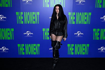 Charli XCX пришла на премьеру фильма без штанов