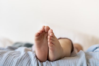 Грудничка оставили без присмотра взрослых и он обварился в кипятке