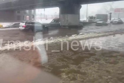 Городские службы занялись ликвидацией последствий прорыва трубы в Москве