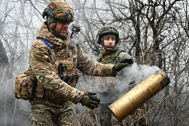 Военнослужащие ВС РФ стреляют снарядами 