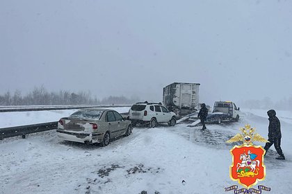 Пять аварий с участием 12 машин произошло на одном километре российской трассы