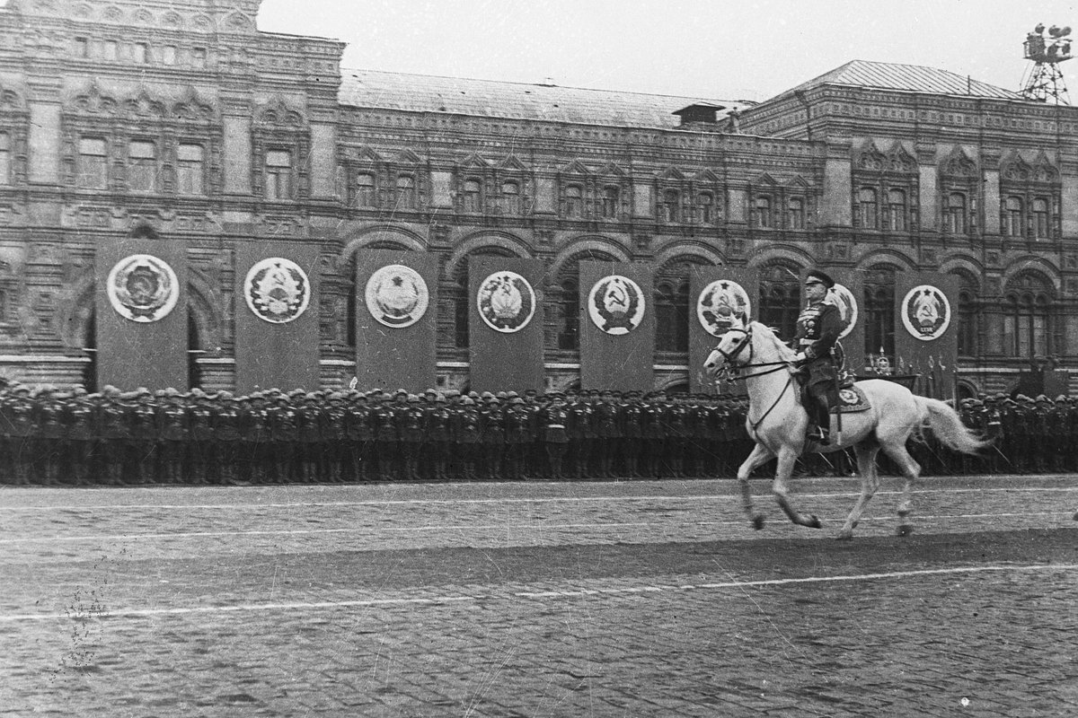 Парад Победы в Москве на Красной площади 24 июня 1945 года принимает заместитель Верховного главнокомандующего, маршал Советского Союза Георгий Жуков