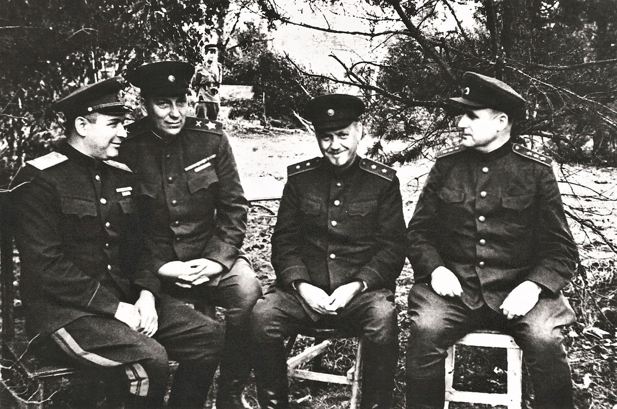 Маршал авиации Новиков и маршал артиллерии Воронов, генерал-лейтенант Булганин и генерал-полковник Соколовский на Западном фронте