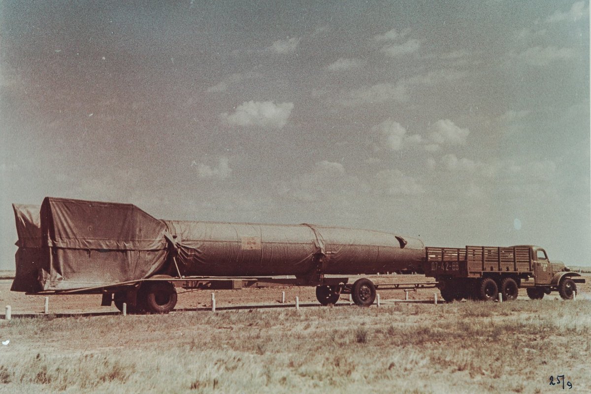 Автопоезд с баллистической ракетой дальнего действия Р-2, разработанной под руководством Сергея Королева в ОКБ-1