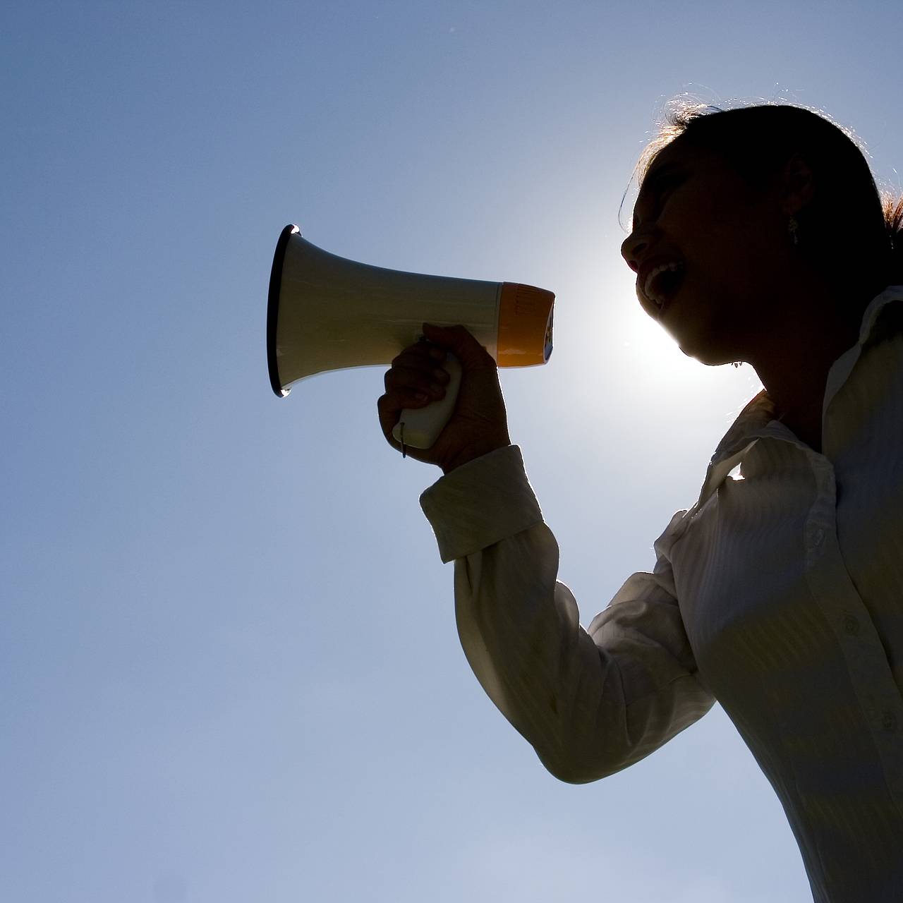 Женщина два года оскорбляла соседей через мегафон и попала под суд