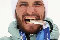 Первая медаль России, роковое падение Петросян и секс-марафон за победу в лыжной гонке. Как прошел 13-й день Олимпиады