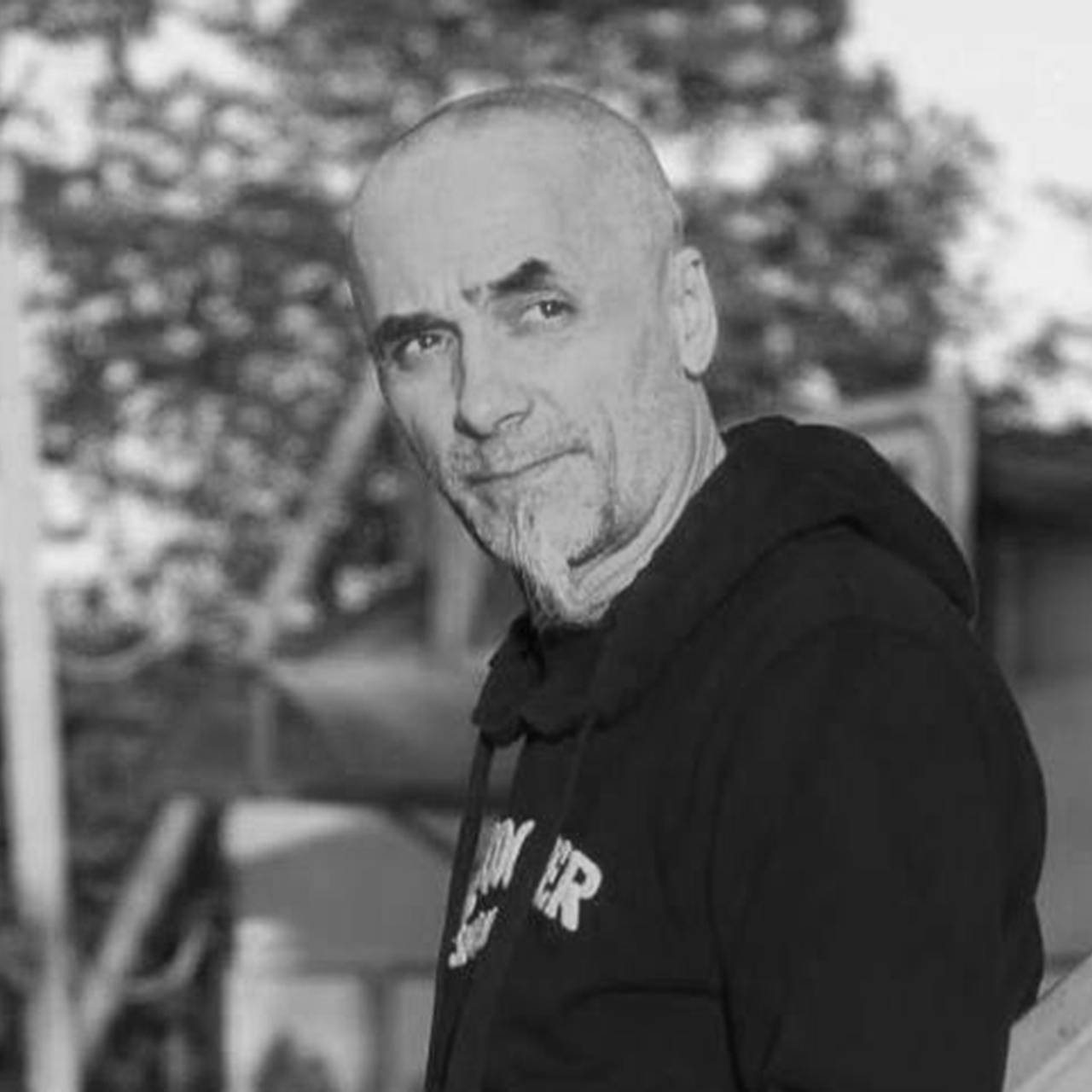 Умер осужденный за листовки в магазине российский художник