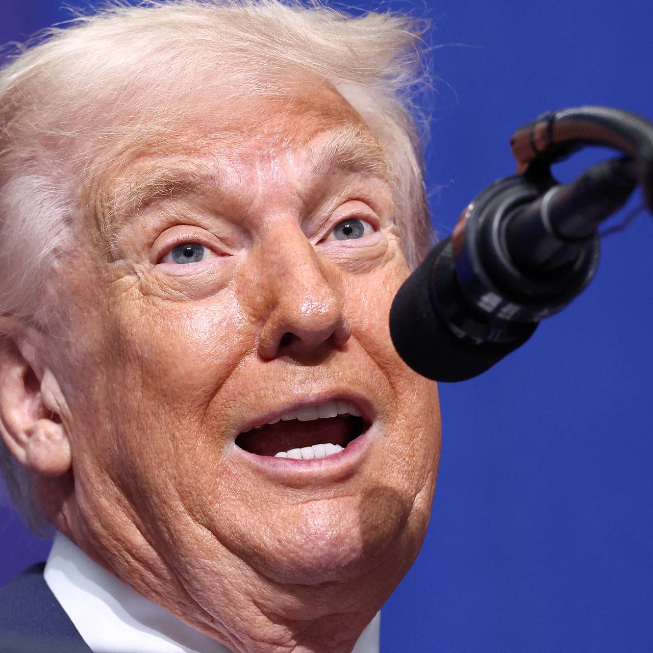 Трамп продлил введенные Байденом санкции против России