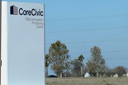 Многодетную семью из России четыре месяца держали под стражей в США