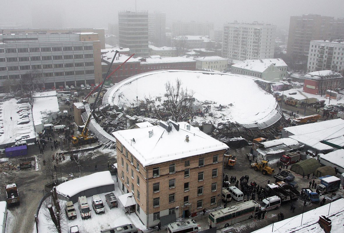 Вид из соседних домов на обрушившееся здание