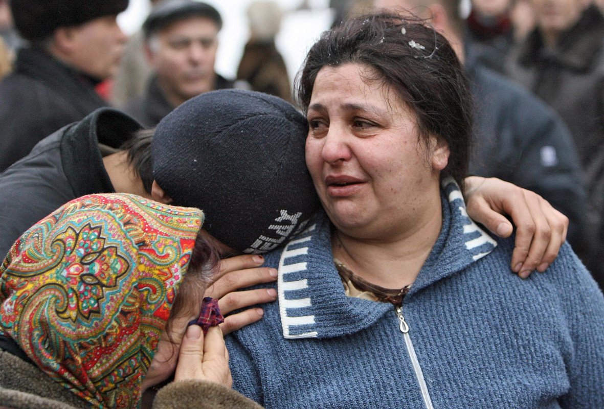 Родственники пострадавших на месте трагедии