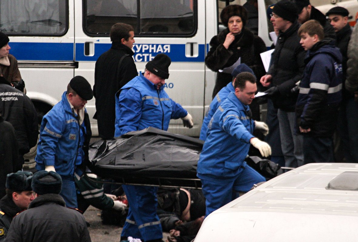 Спасательные работы на месте обрушения кровли Басманного рынка, 23 февраля 2006 года