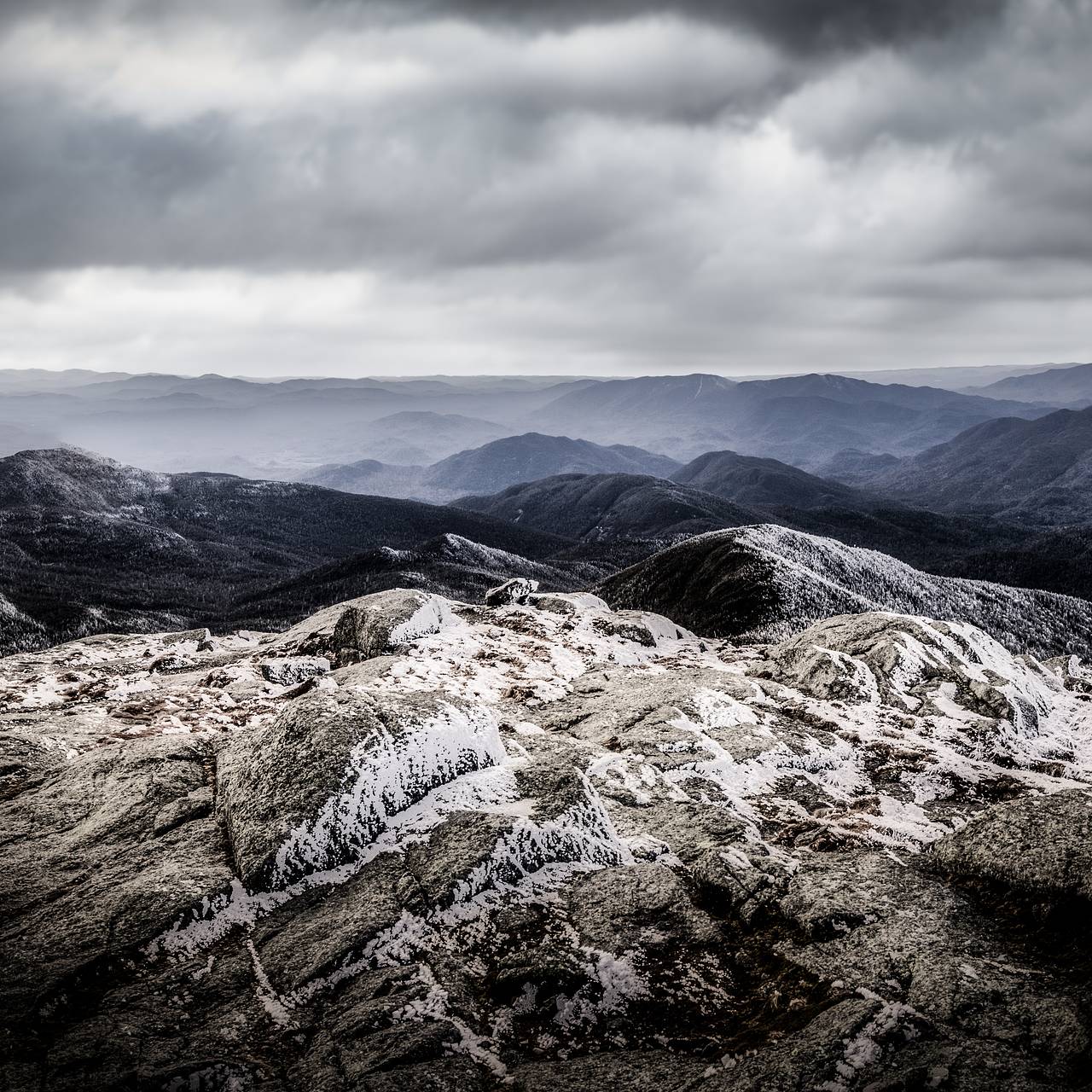 21-летняя любительница походов отправилась в горы с собакой и замерзла насмерть