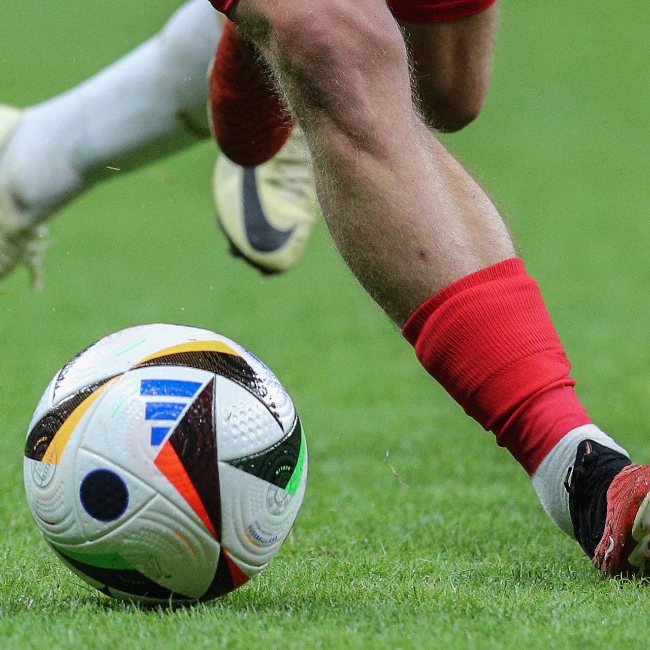 Знаменитый футболист скормил возлюбленную собакам и решил стать политиком