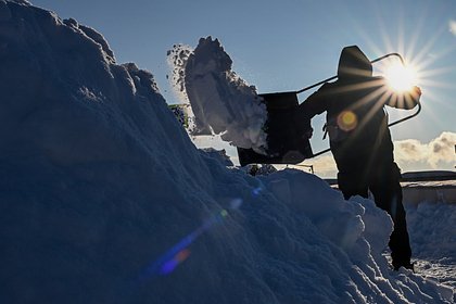 Россиянин вышел убирать снег в шортах по просьбе церкви