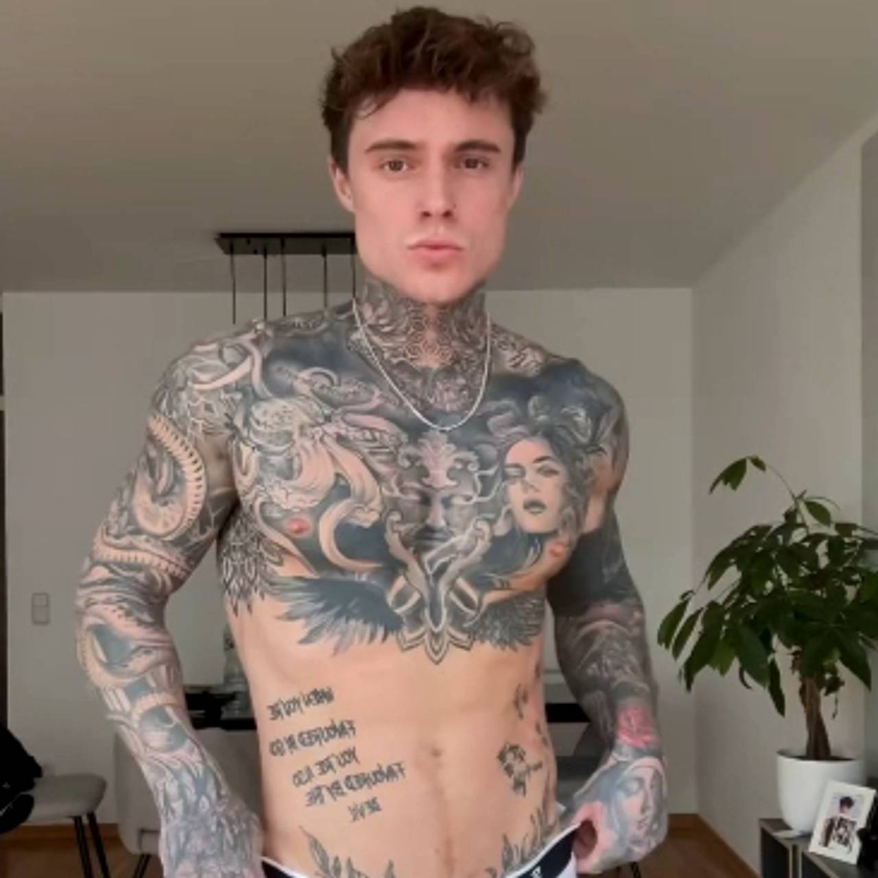 Герой мема &laquo;Филяй-филяй&raquo; снялся в трусах для бренда