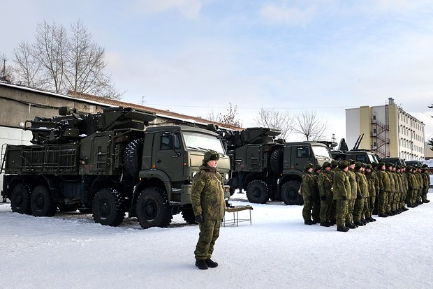 Личный состав у зенитных комплексов 
