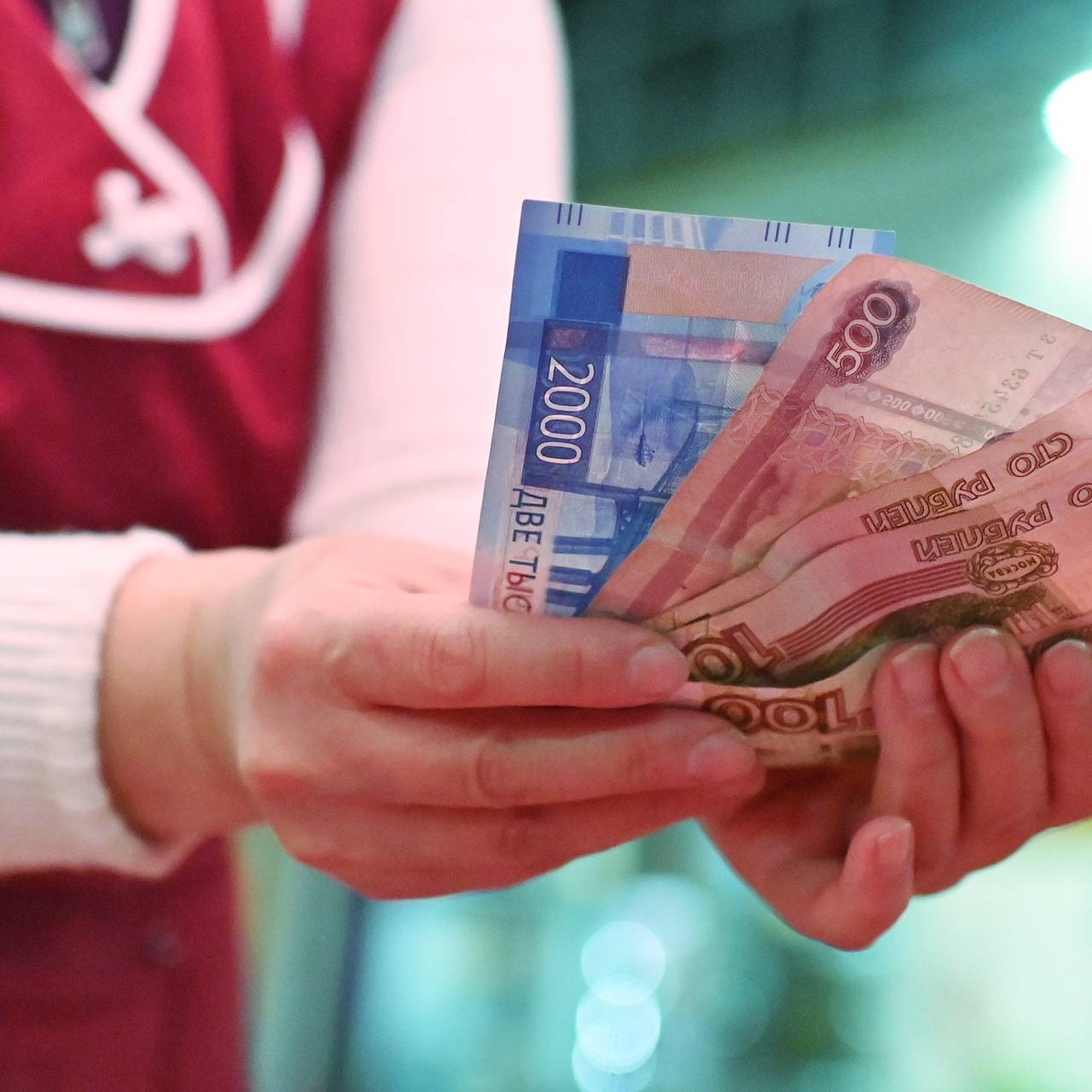 Россияне начали массово отказываться от наличных