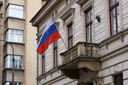 От посольства России в Сеуле потребовали убрать одну деталь с фасада