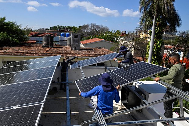 Кубинцы устанавливают солнечные батареи