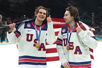 Россиянка взяла чужие лыжи и поплатилась, а хоккеисты США завоевали золото впервые за 46 лет. Как прошел последний день Олимпиады