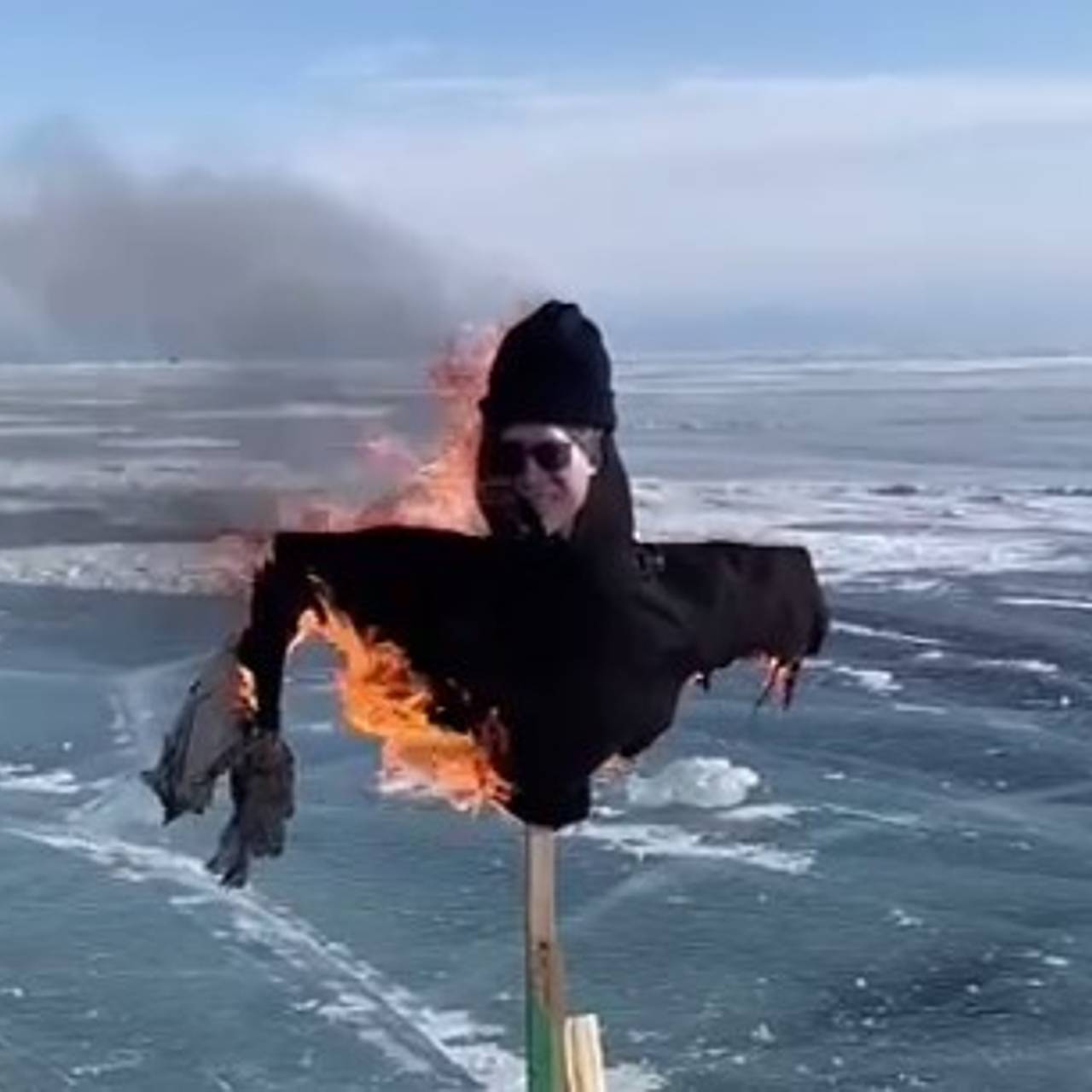 Чучело SHAMAN сожгли на Байкале