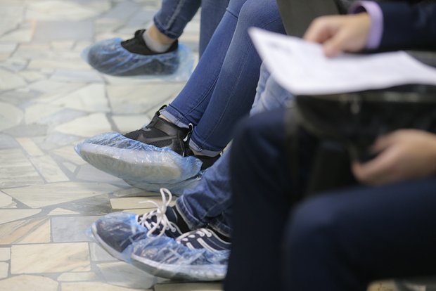 Академик Онищенко: научных доказательств вреда бахил в больницах не существует