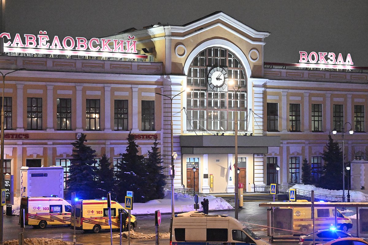 Обстановка на месте взрыва служебного автомобиля Госавтоинспекции на площади Савеловского вокзала