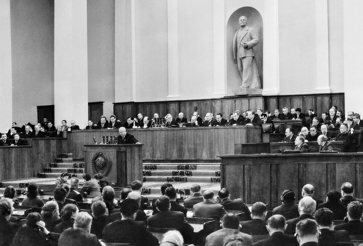 Первый секретарь ЦК КПСС Никита Хрущев во время выступления на ХХ съезде КПСС в Кремле, 14 февраля 1956 года 