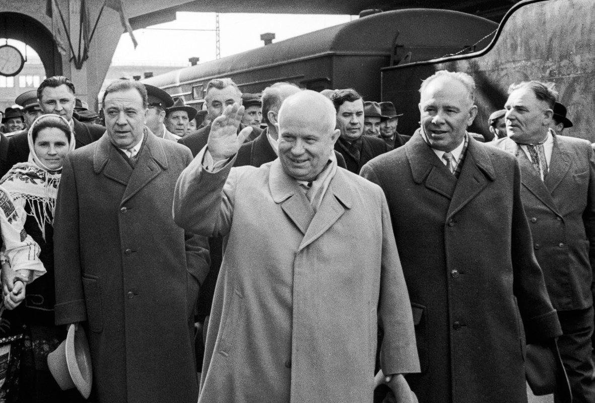 Первый секретарь ЦК КПСС Никита Хрущев (в центре) во время рабочей поездки, 1958 год 