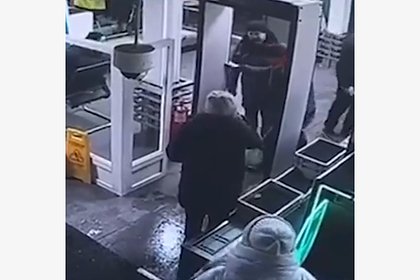 На российском вокзале россиянка сломала руку из-за действия охранника