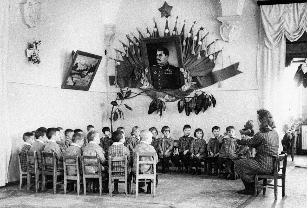 Советские детсадовцы под портретом Сталина, 1948 год