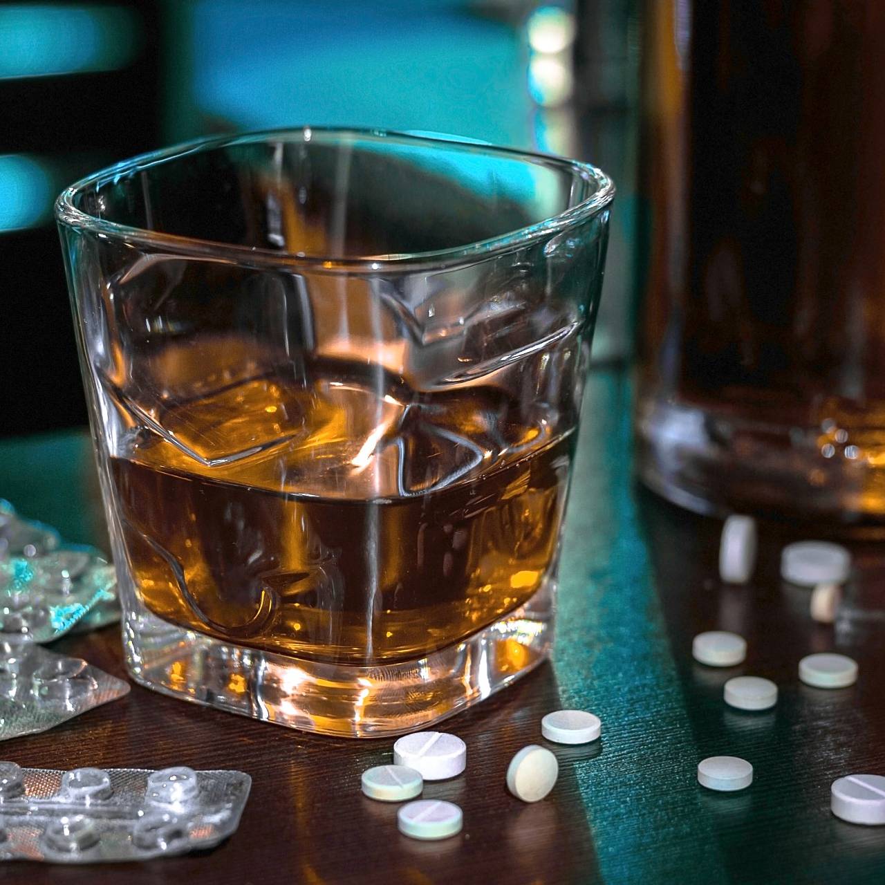 Нарколог назвал превращающееся в яд в сочетании с алкоголем лекарство