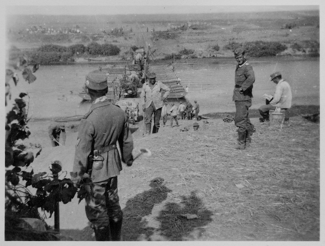 Немецкая армия переправляется по понтонной переправе. УССР (Украина). 1941 год