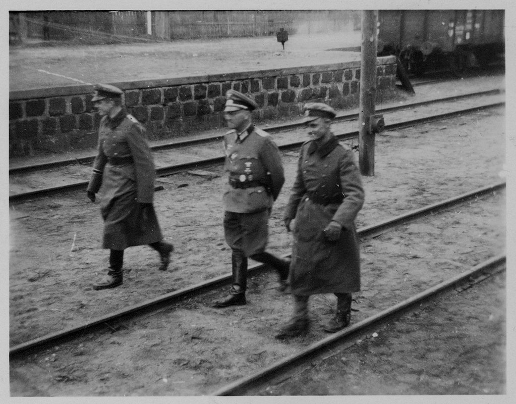 Немецкие офицеры на железнодорожной станции. УССР (Украина). 1941 год
