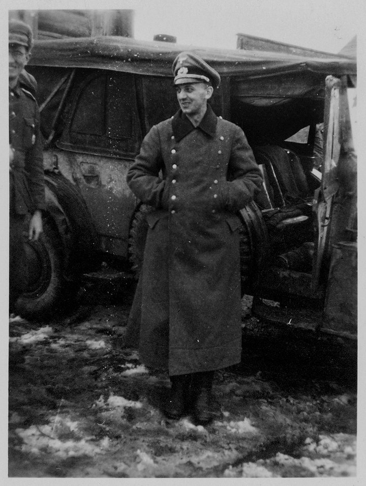 Портрет немецкого офицера возле штабного внедорожника Horch 901. СССР. 1941 год