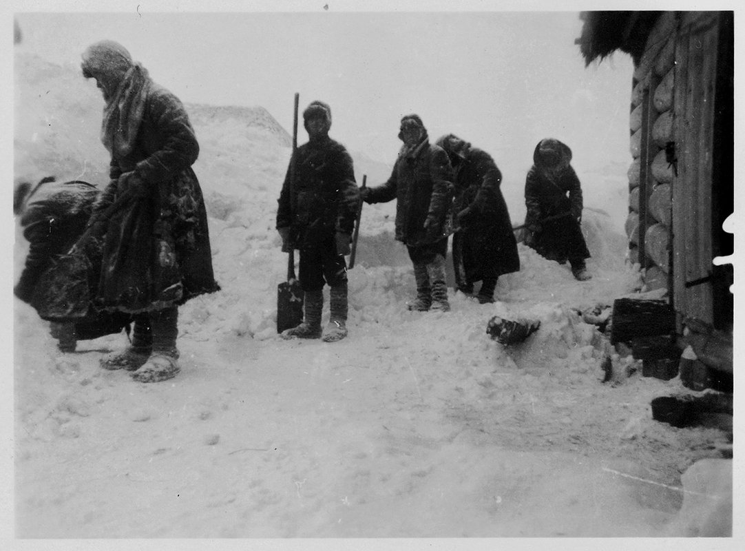 Принудительные работы. Местные жители убирают снег. СССР. Зима 1941-1942 годов
