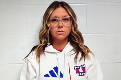 Муж застал секретаршу школы в постели со школьником в День святого Валентина