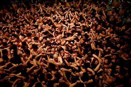 Лавина из 10 тысяч голых мужчин погребла шесть человек