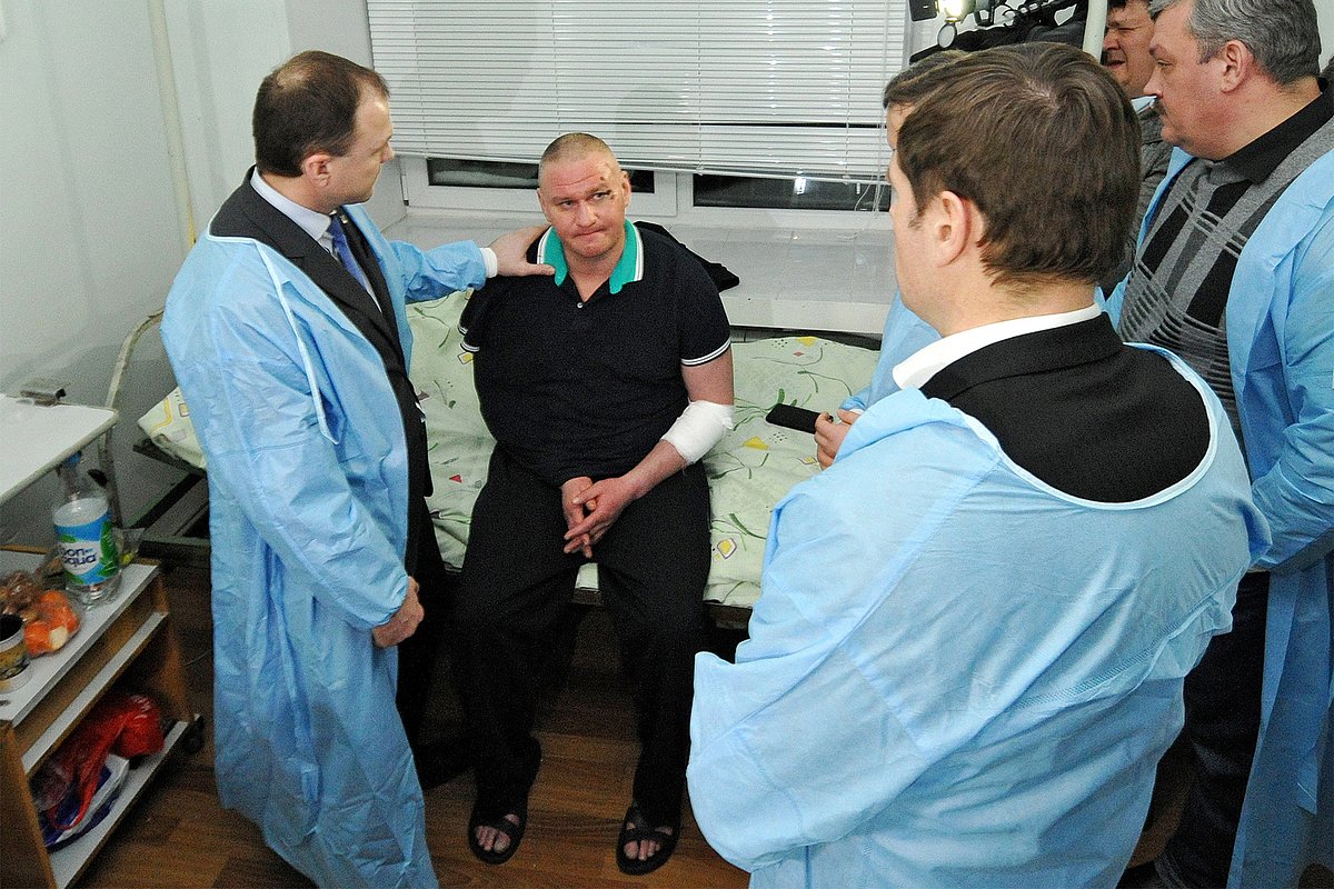 Министр здравоохранения Республики Коми Дмитрий Березин (слева) общается с одним из пострадавших при взрыве в шахте «Северная». Февраль 2016 года